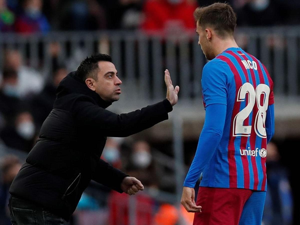Xavi Hernández hizo debutar a Nico González en el primer equipo del Barcelona.