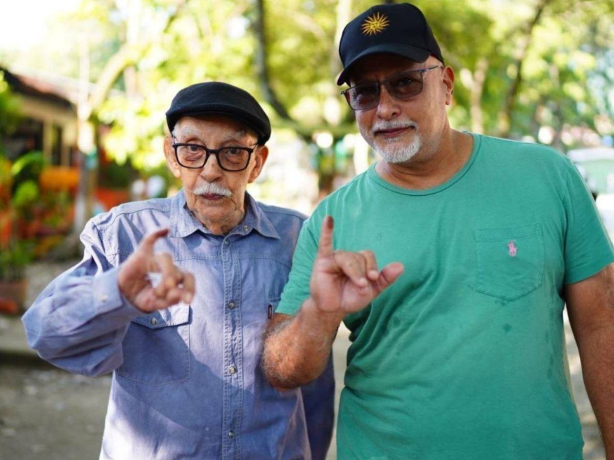 Figuras reconocidas ejercen el voto en un día clave para Honduras