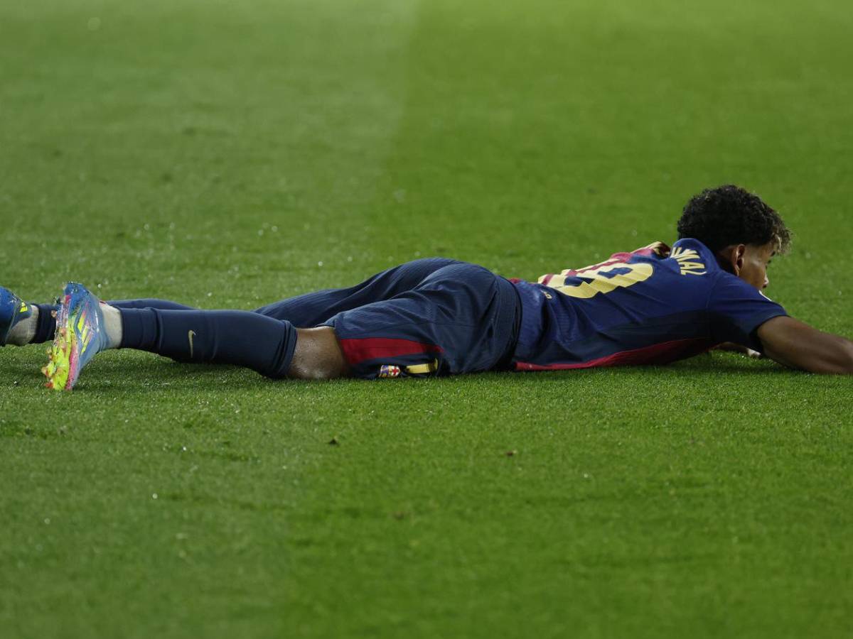 Raphinha pierde el control con el Barca y se lleva a Ter Stegen de encuentro