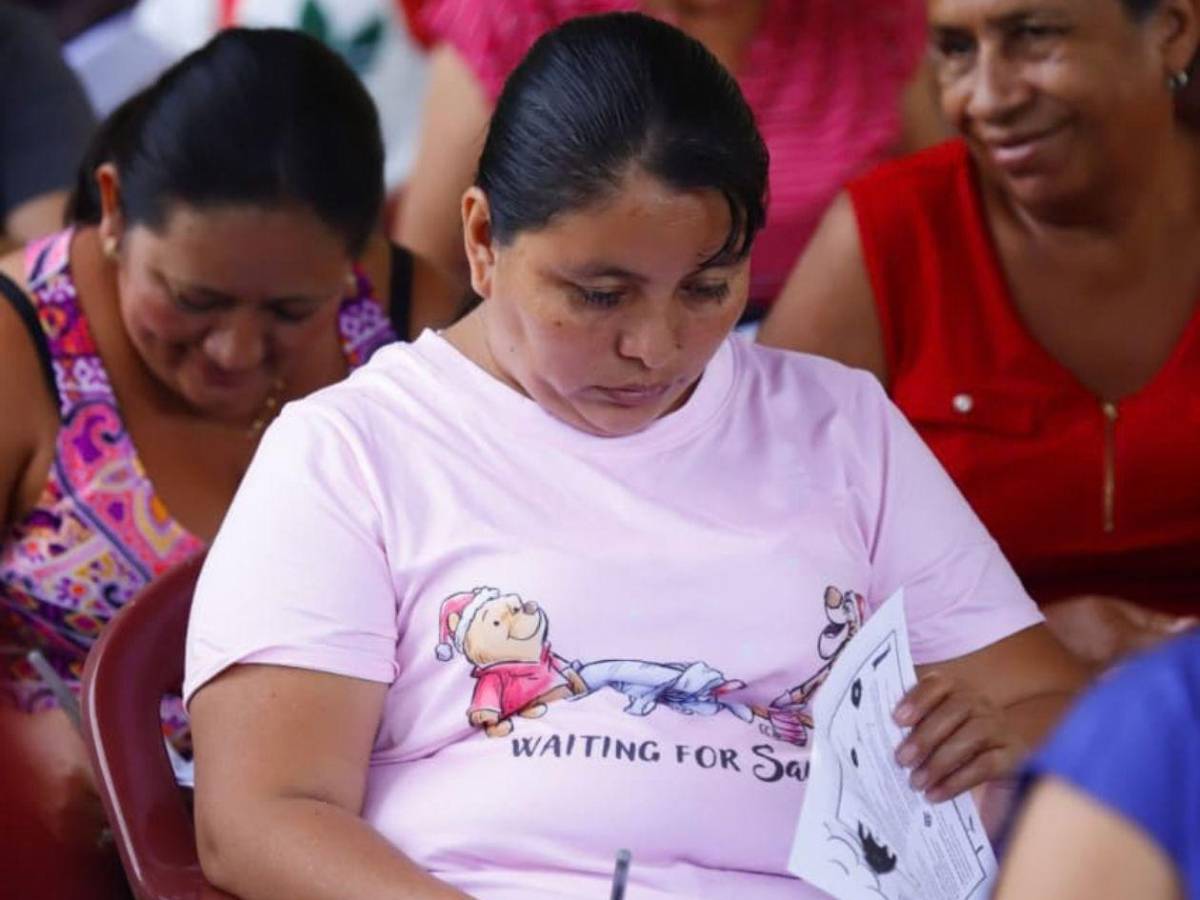 Cerca de 200 padres del CEB Dionisio de Herrera aprendieron sobre la adicción a pantallas