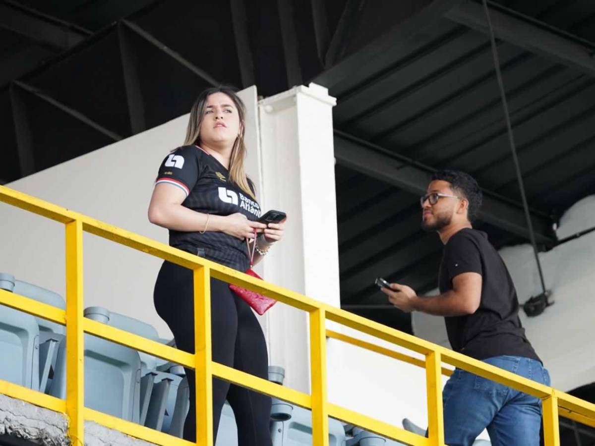 Bellas chicas, sexy rubia y Beckeles se roba el show en el Victoria vs Olimpia