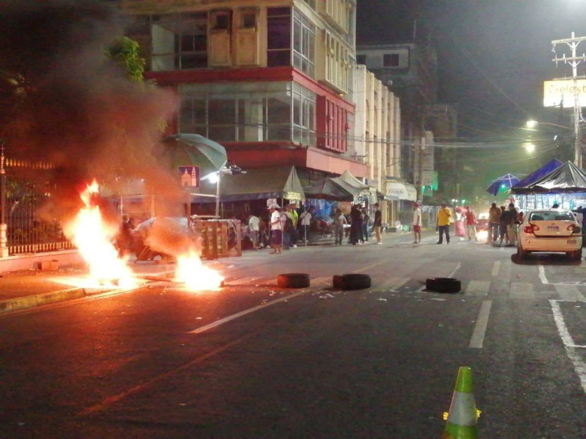 Vendedores cerraron paso frente a la catedral de San Pedro Sula