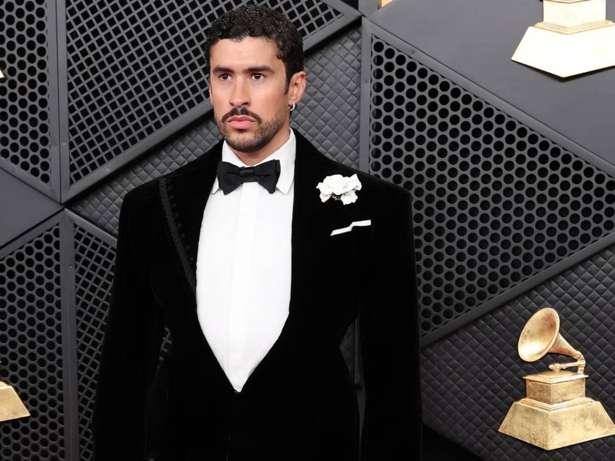 Bad Bunny le da un giro al clásico esmoquin en la alfombra roja de los Grammy 2026