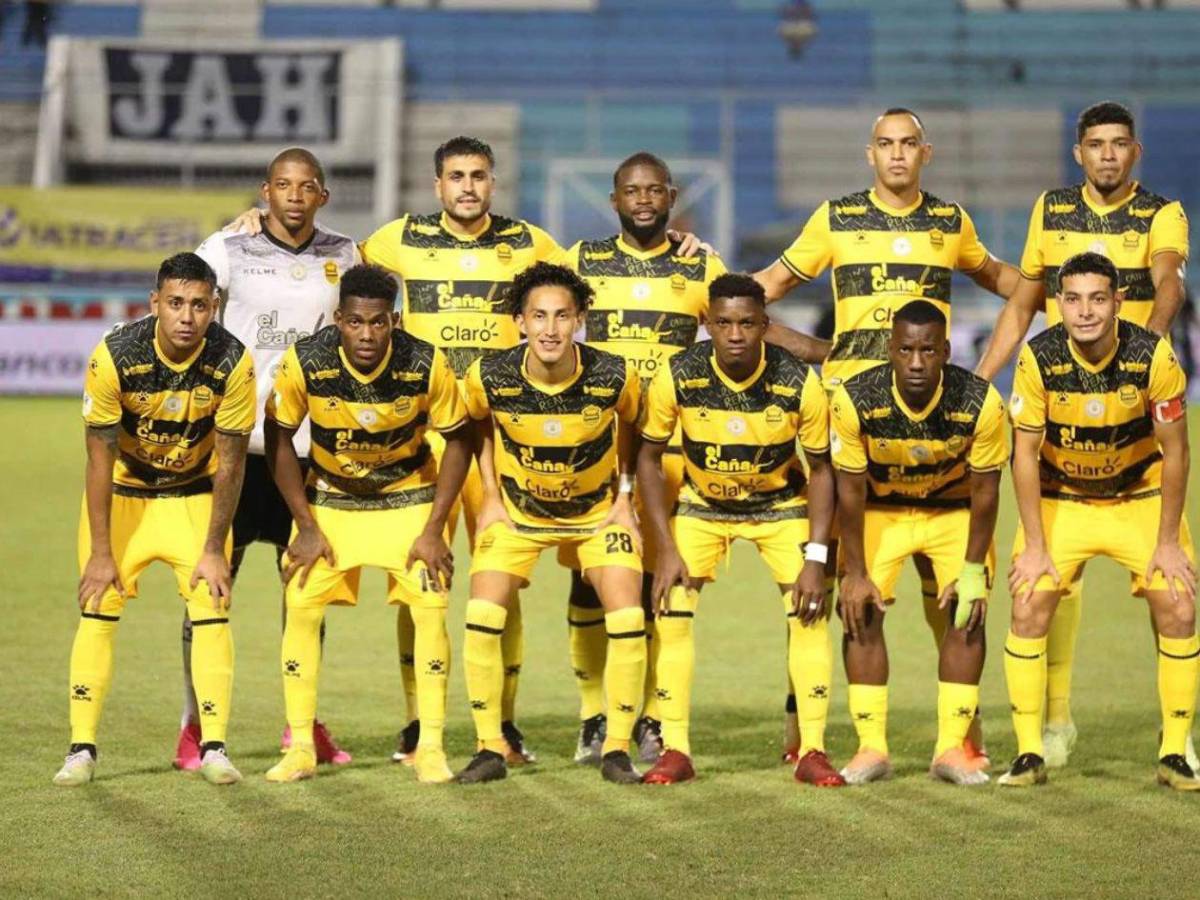 Esta imagen no es de aficionados del Real España en Guatemala, sino del Borussia Dortmund en Alemania