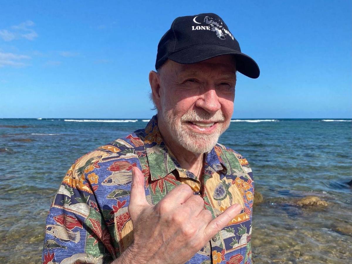 Chuck Norris, a sus 85 años, escala una montaña de 3,187 metros​​​​​​