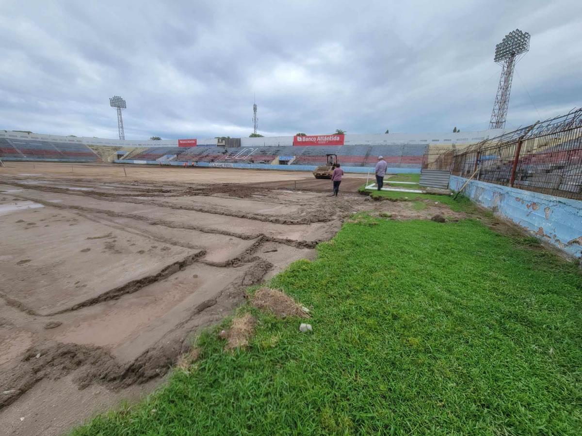 Así van los trabajos del estadio Ceibeño: ya se colocó la carpeta híbrida
