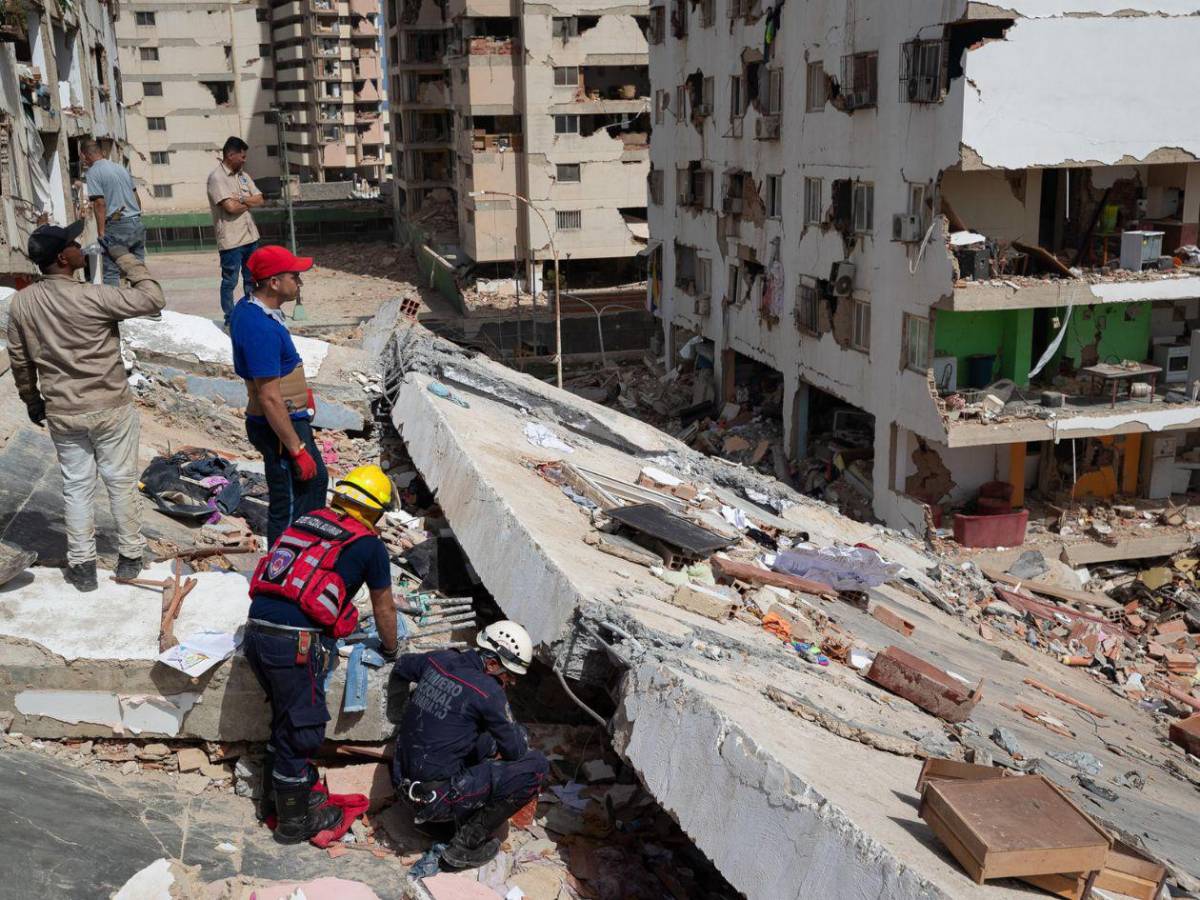 Necesitamos tapabocas por los olores: víctimas continúan bajo los escombros en Venezuela