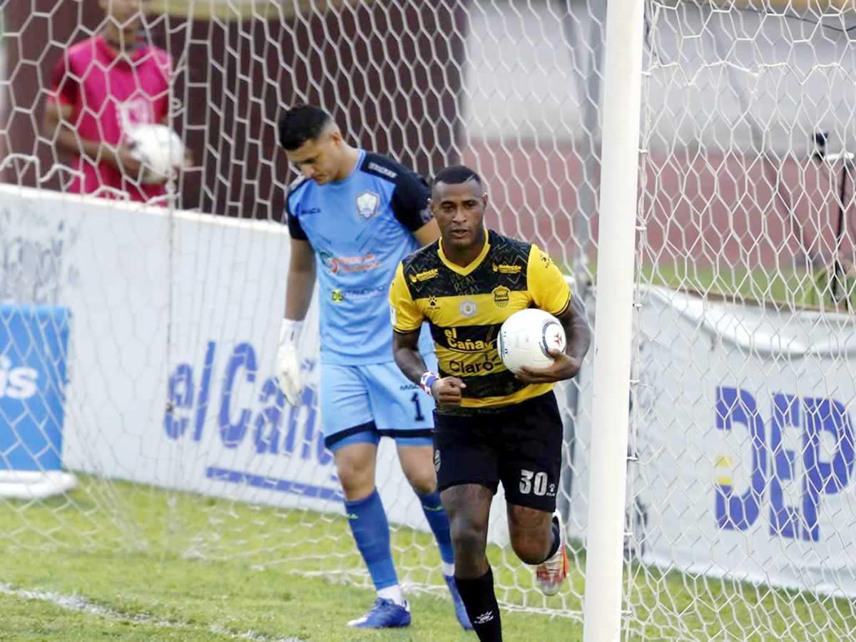 El panameño Carlos Small no falló su penal contra Harold Fonseca.