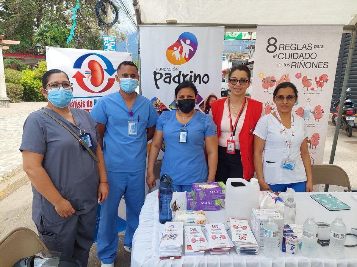 Grupo de médicos nefrólogos, licenciados en enfermería y personal de apoyo de Diálisis de Honduras en uno de los puntos de atención durante la campaña del Día Mundial del Riñón.