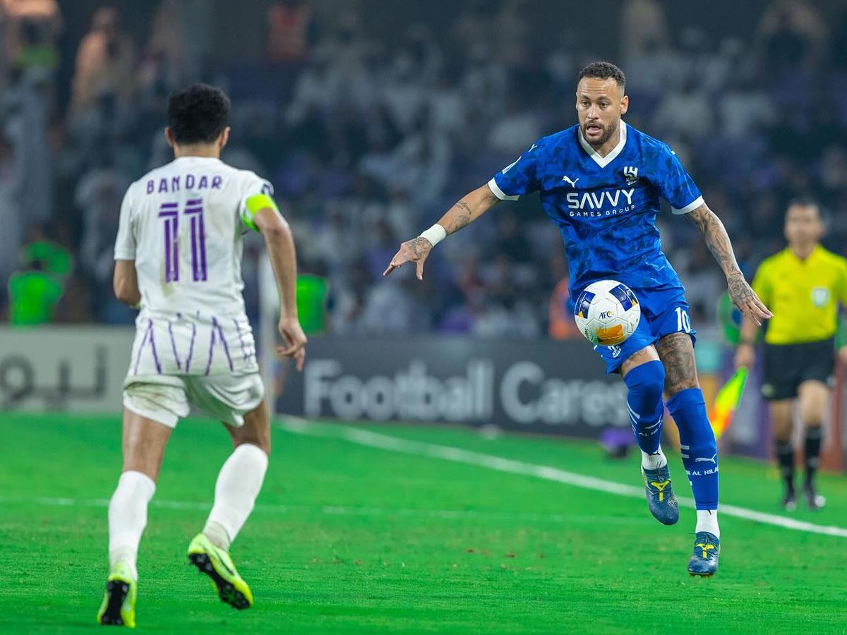 Neymar volvió a jugar después de un año apartado de las canchas por lesión.