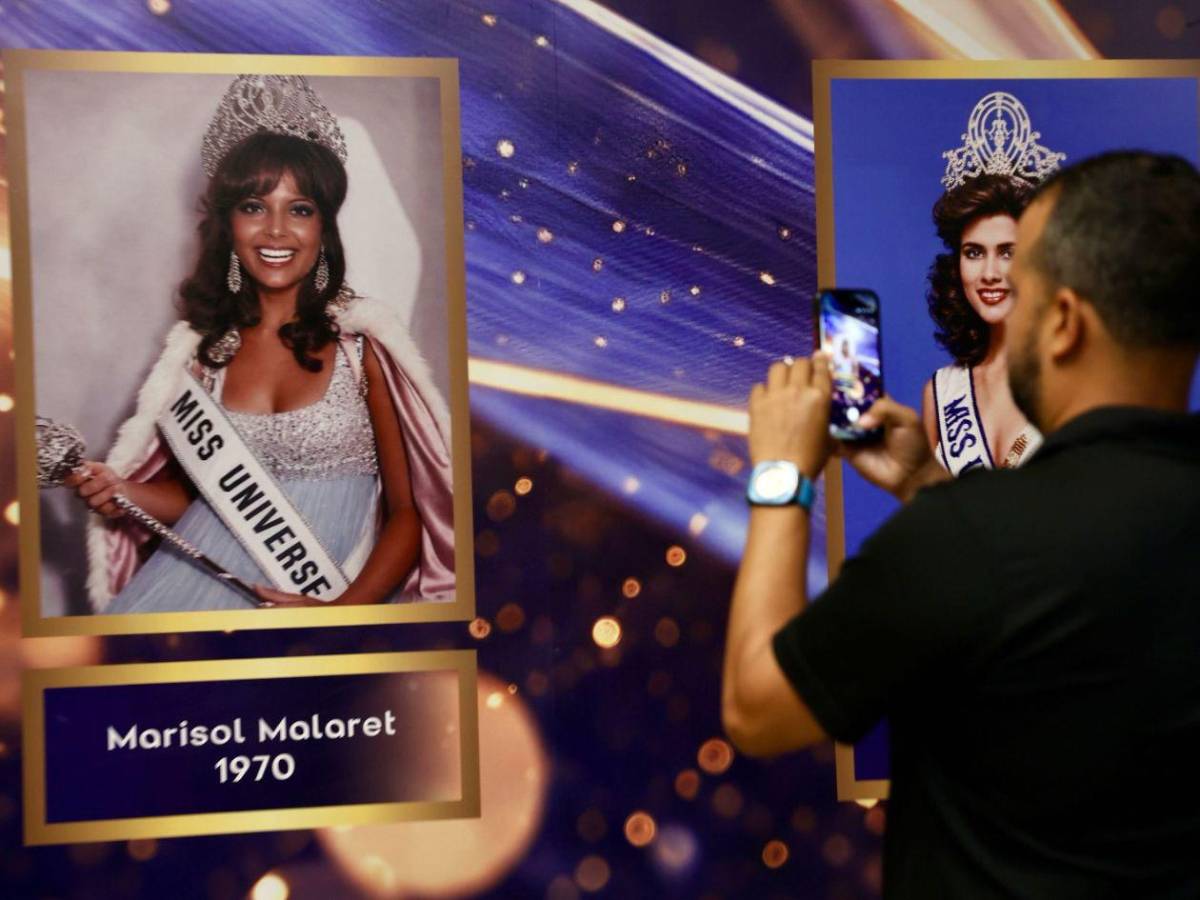 Inauguran exposición con coronas y artículos de colección de Miss Universo
