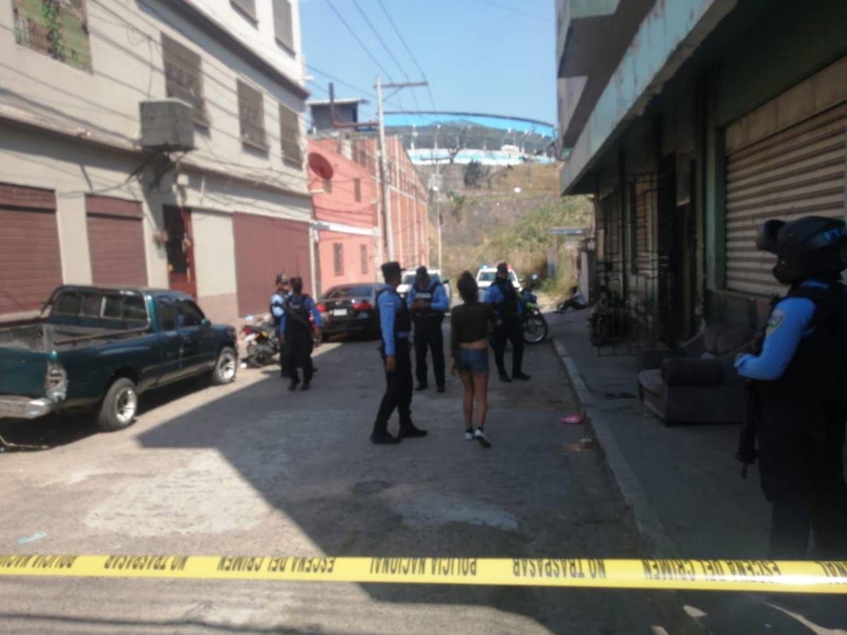 La Policía Nacional mantiene acordonada la cuartería donde se registró la masacre en Comayagüela.
