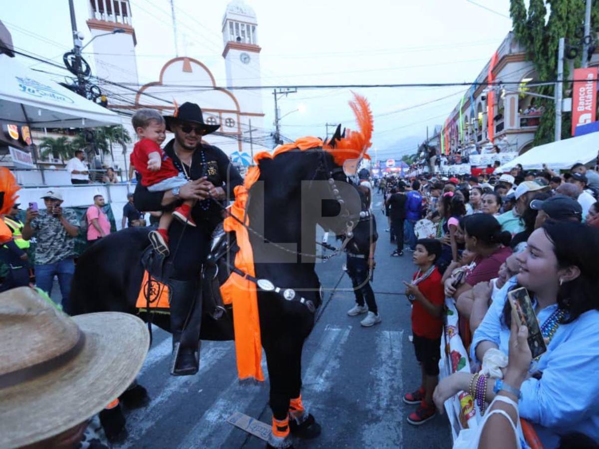 La Novia de Honduras brilló con el tradicional desfile hípico de la Feria Isidra