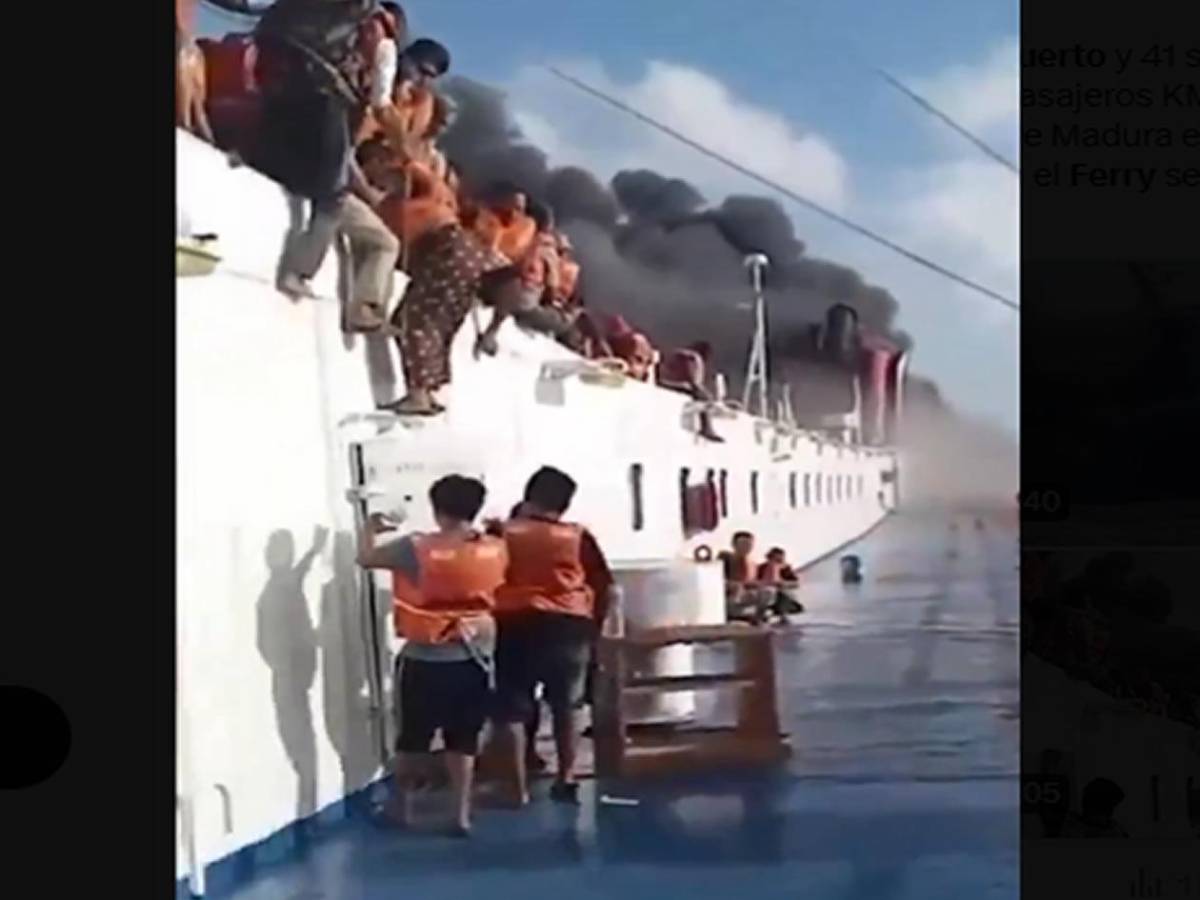 Terror en Indonesia: Pasajeros se lanzan al mar tras incendio en ferry; 5 muertos y varios desaparecidos