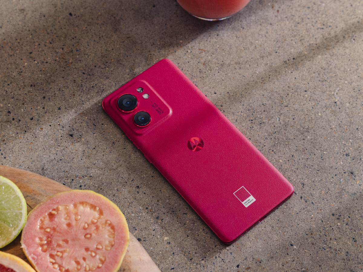 El Motorola Edge 40 presenta una dición especial en el tono “Viva Magenta”, el color del año 2023.