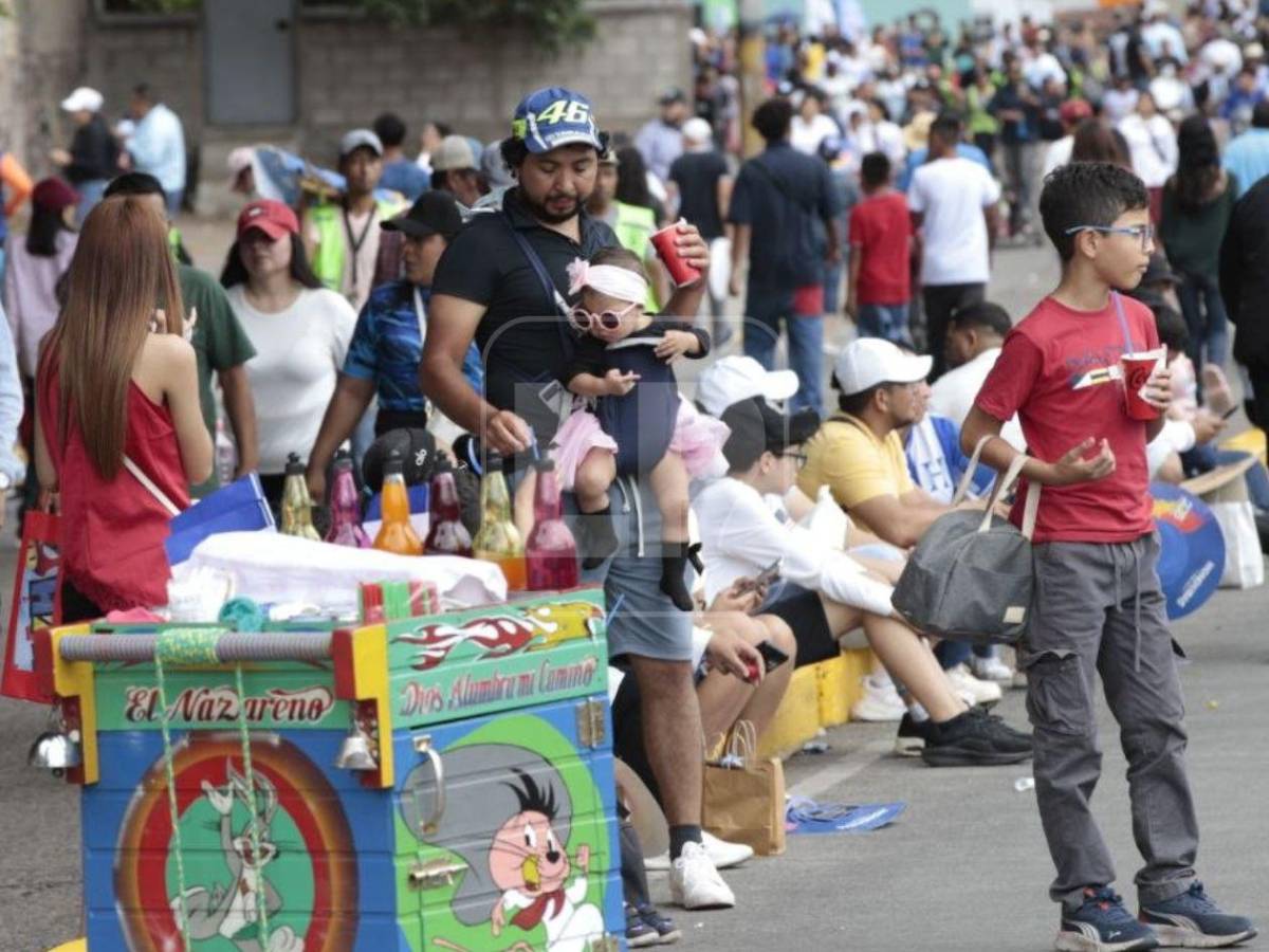 Sorpresivo saludo, abuela abnegada y guapa maestra: lo que no se vio de los desfiles en Honduras