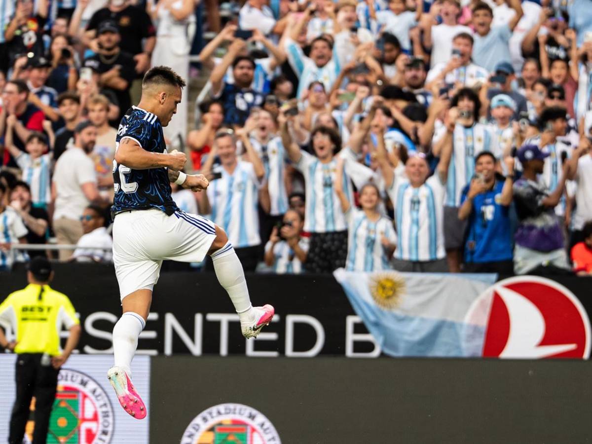 Messi sorprende tras el partido, ¿cambió camiseta? y abrazo histórico para Honduras