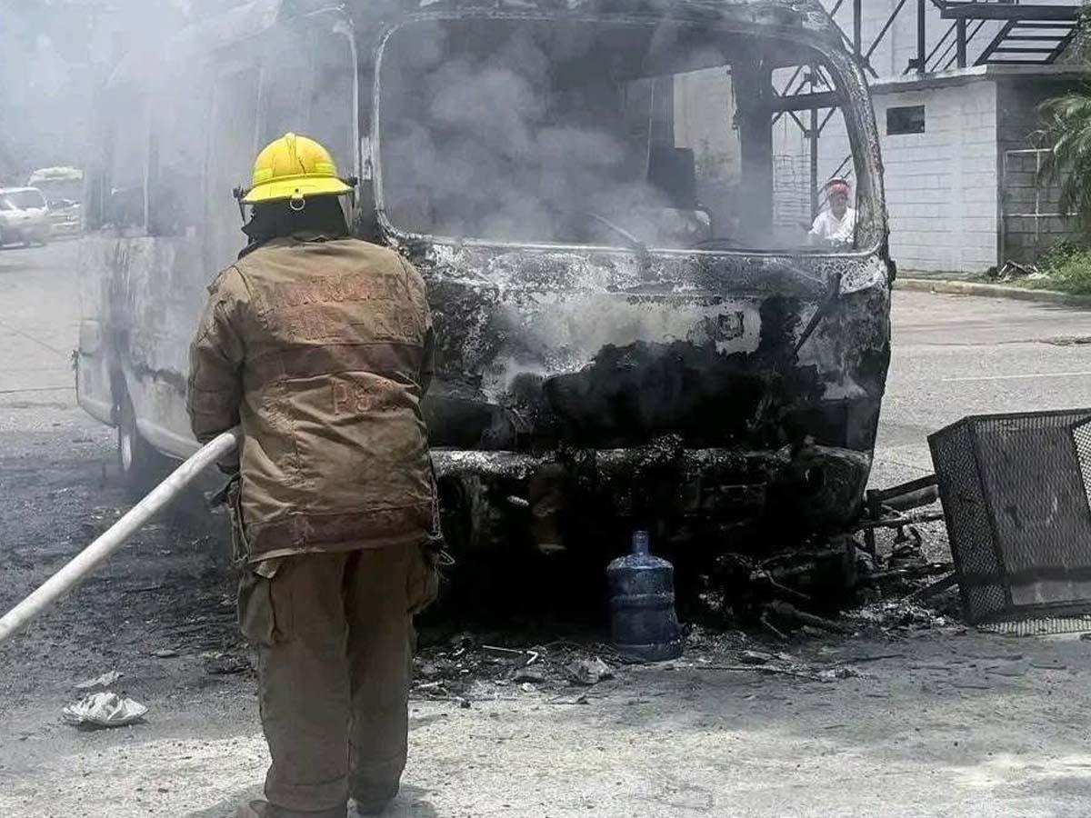 Conductor de moto que incendió bus en San Pedro Sula está en UCI con pronóstico reservado