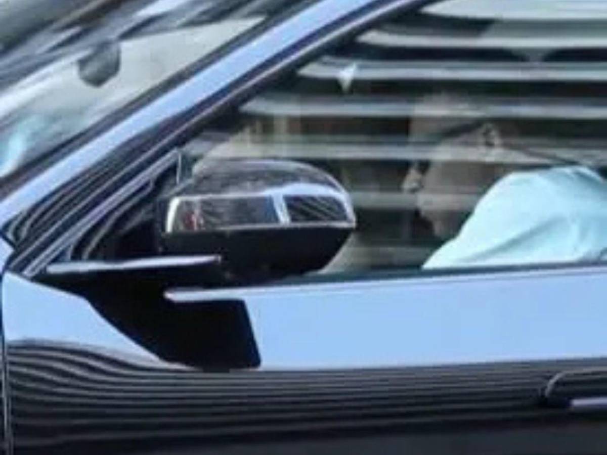 Mbappé y Ester Expósito desatan la locura: fotos del beso que confirma su romance