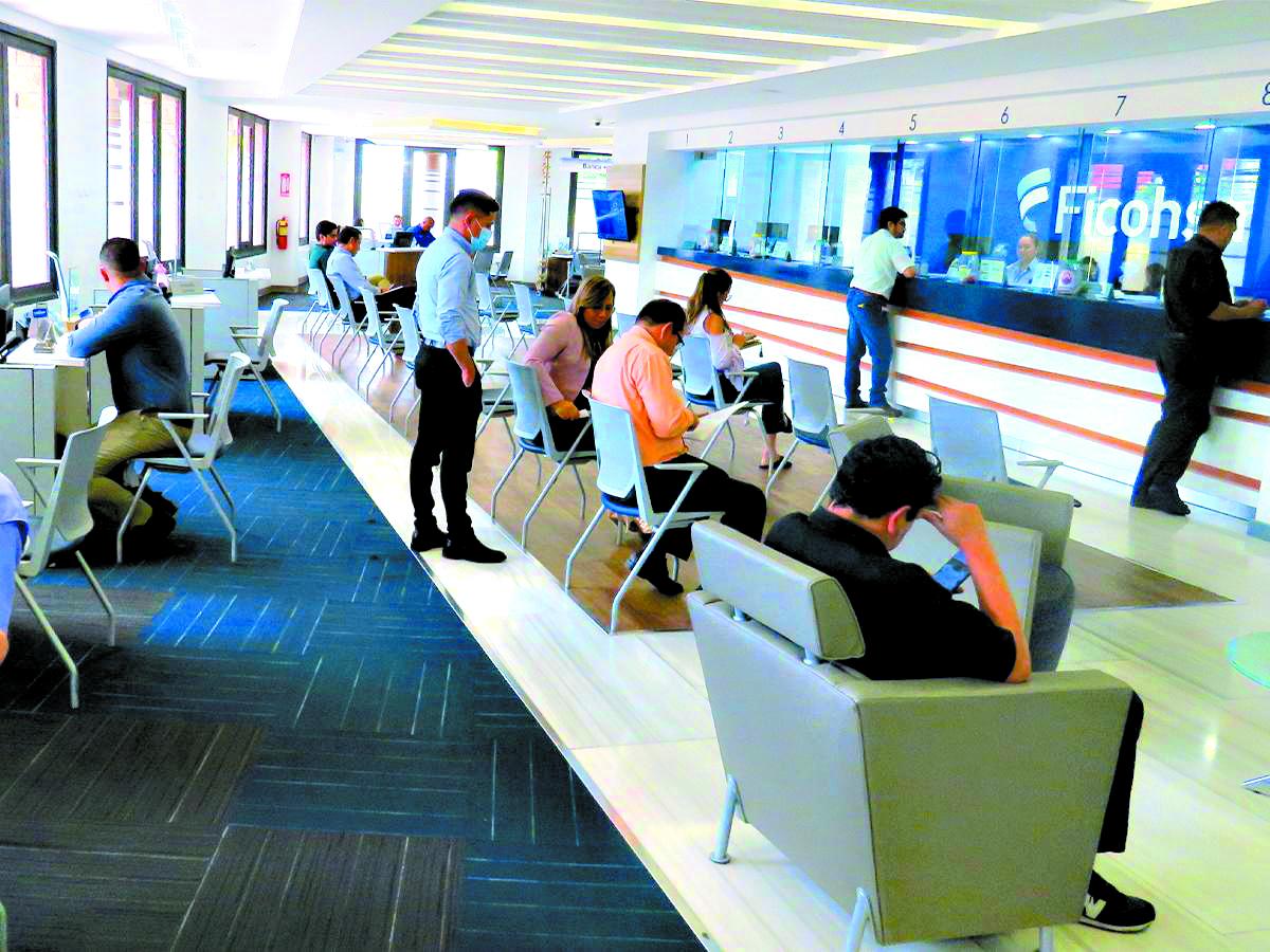 Más puntos de servicio y de atención registra la banca