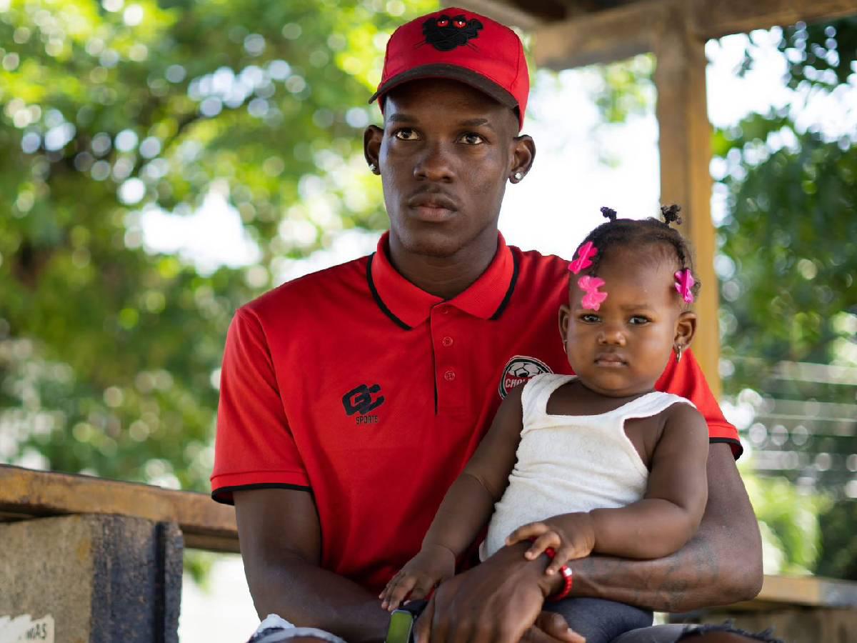 Brayan Castillo con su pequeña hija Alaya durante la entrevista con OPSA.