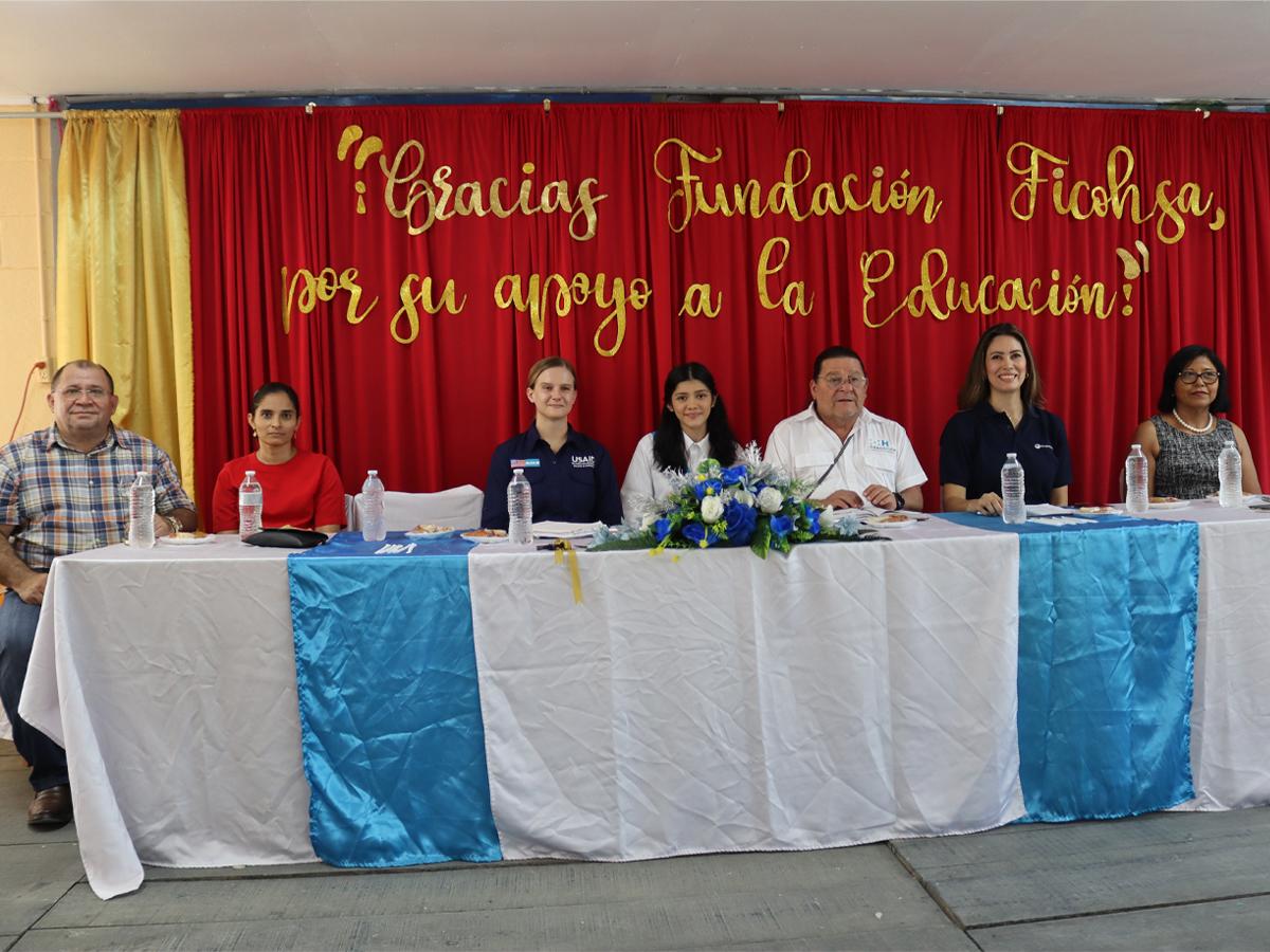 Representantes de Fundación Ficohsa, Usaid y Seduc presentes en la inauguración del centro educativo República de Chile en Puerto Cortés.