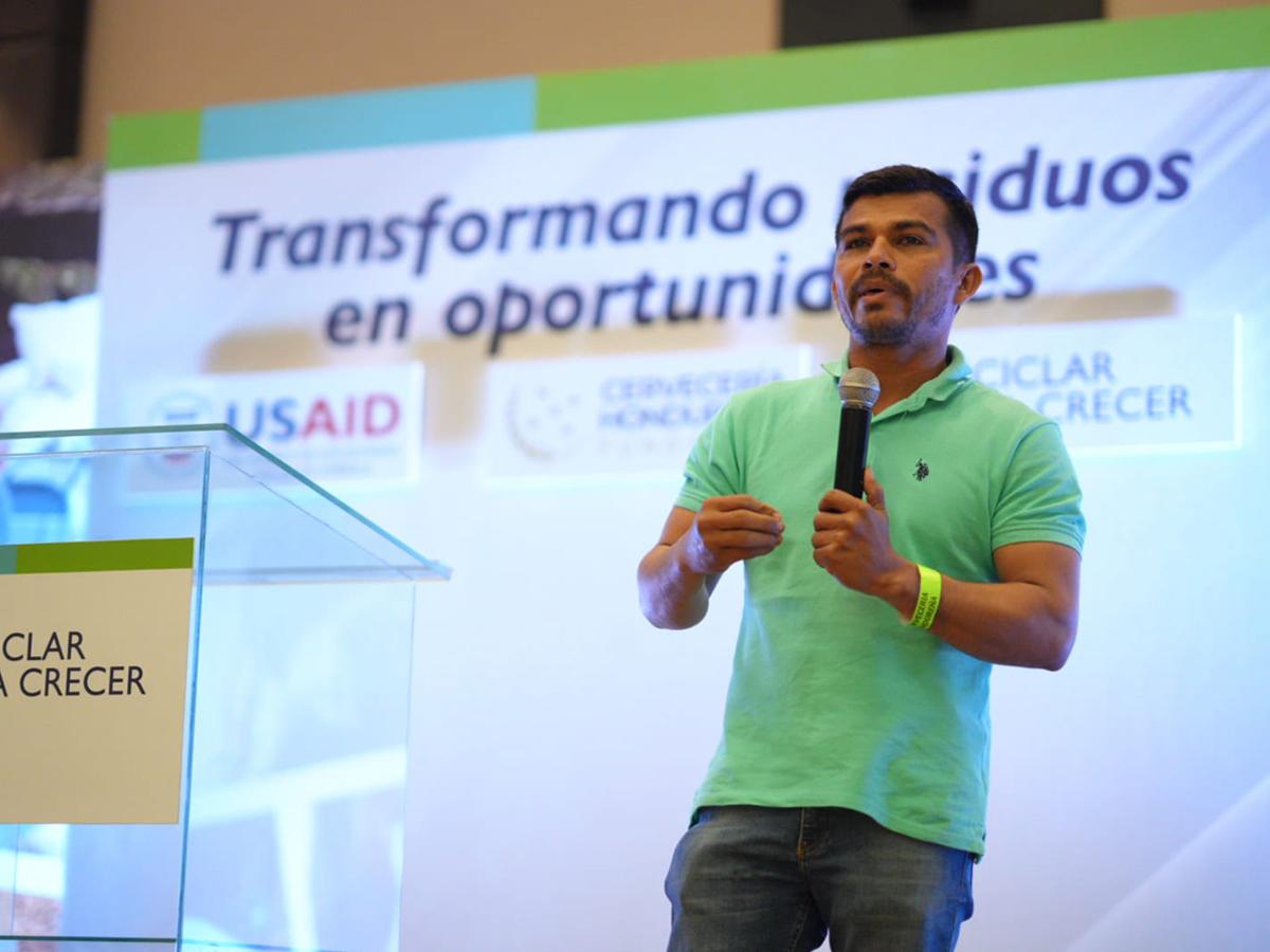 El recolector Moisés López compartió un emotivo mensaje en representación de los recolectores. “Amo este trabajo”, dijo; también demandó más apoyo para sus compañeros.