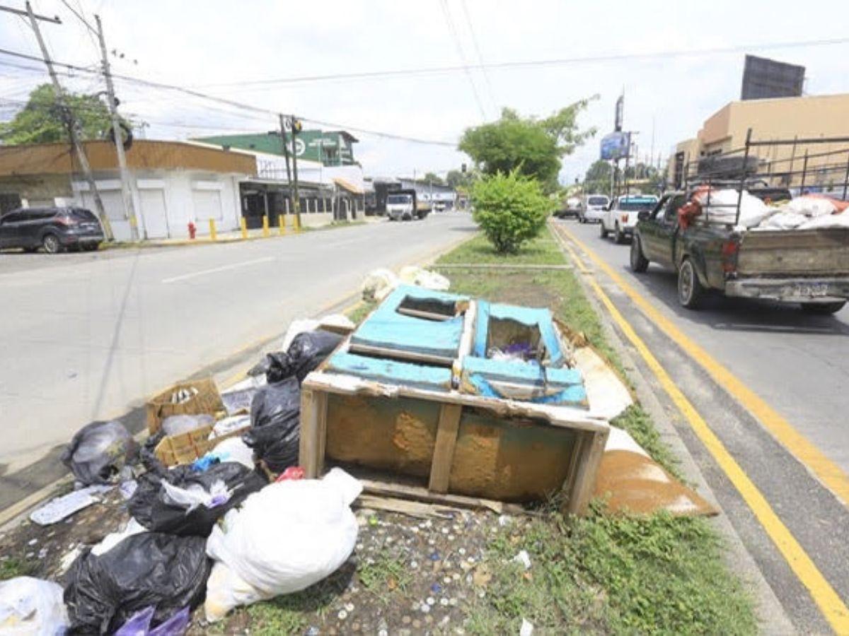 La mediana de la transitada avenida Júnior está convertida en un enorme basurero