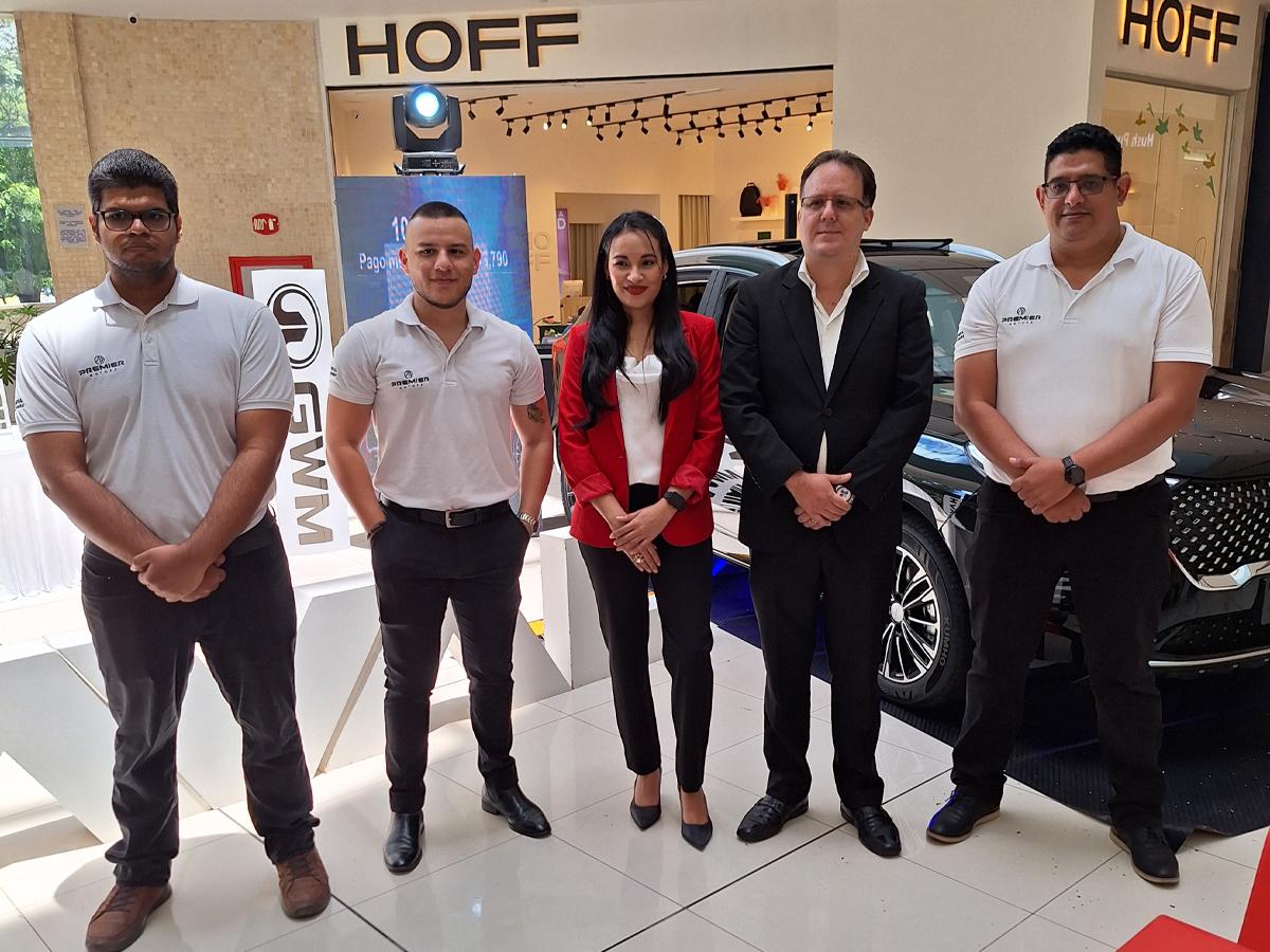 Ejecutivos y equipo de ventas de Premiers Motors durante la presentación de los nuevos modelos de vehículos híbridos: Haval Jolion HEV y Haval H6 HEV.