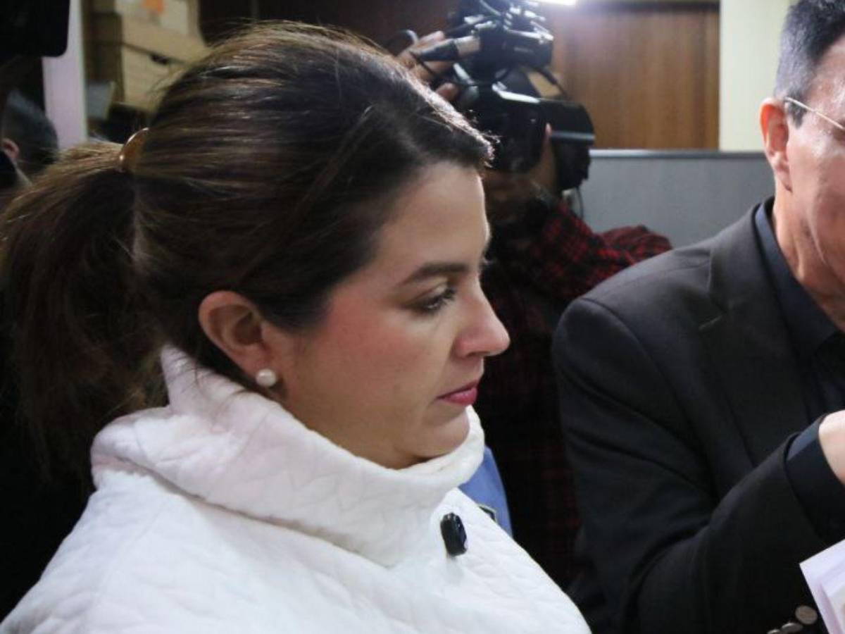 “Vengo a rescatar el nombre de mi hija”: Cossette López responde con una querella a César Silva y Rony Martínez tras insultos en UneTV