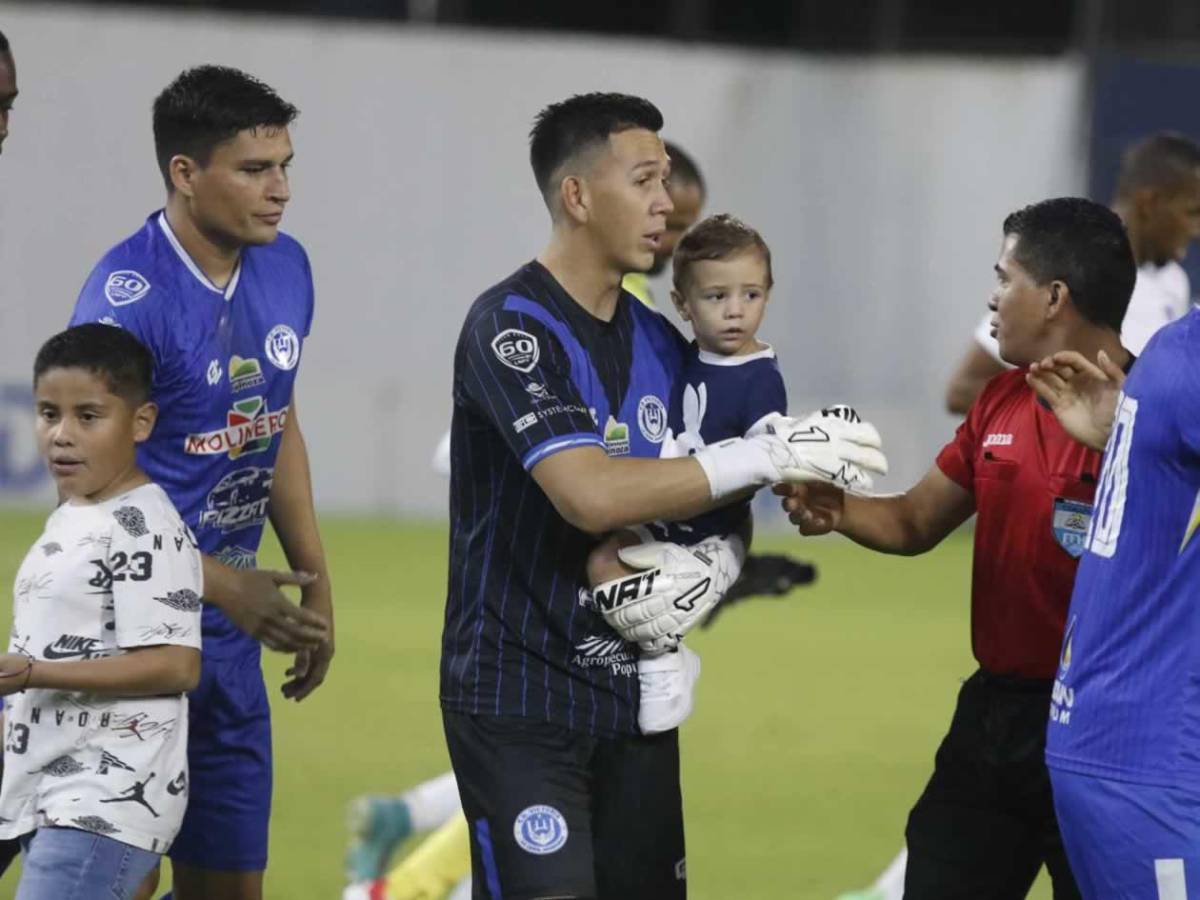 Caras largas en Olimpia, enfado de la afición con Espinel y festejo de Victoria