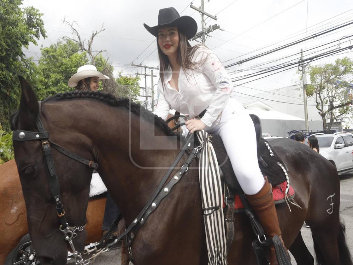 Belleza y alegría en el desfile hípico en San Pedro Sula