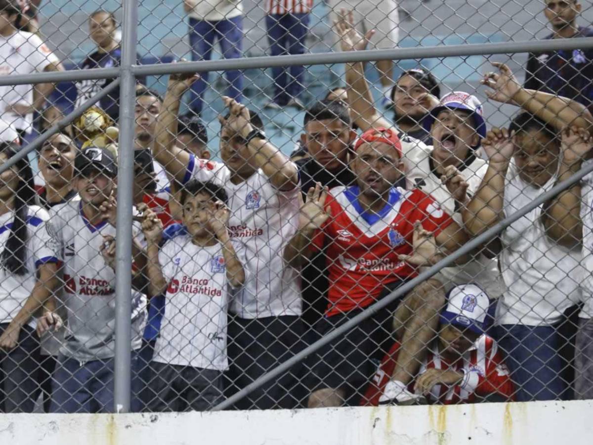 Caras largas en Olimpia, enfado de la afición con Espinel y festejo de Victoria