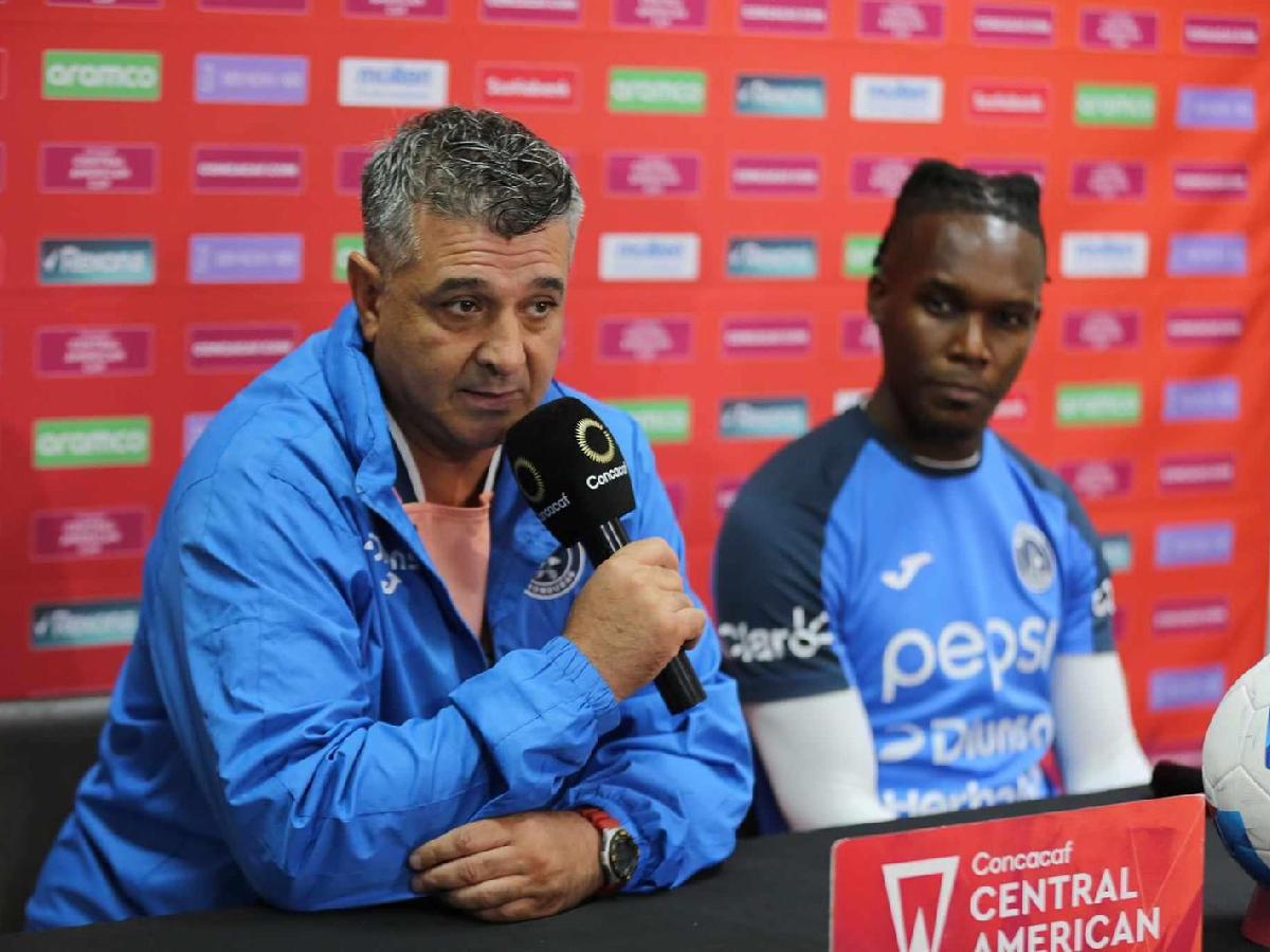 Diego Vázquez junto a Rubilio Castillo en conferencia de prensa.