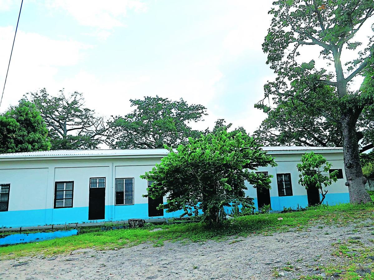 $!Centro público Ramón Rosa, del barrio Lempira, en San Pedro Sula, mantiene condiciones óptimas para brindar clase pese a dificultades sociales.