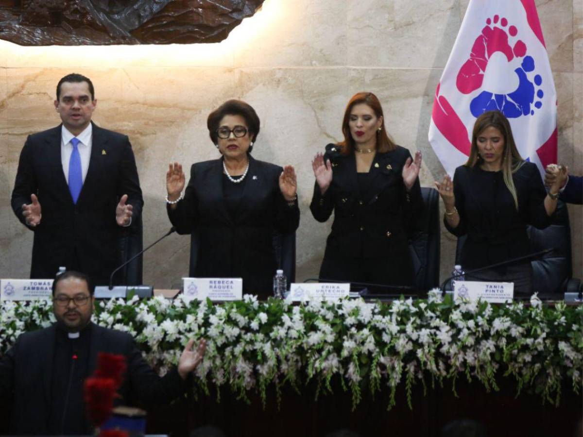¿Por qué hay una bandera blanca en el Congreso? Tomás Zambrano explica