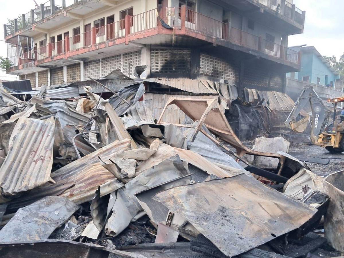 Historias de pérdida y esperanza tras incendio que arrasó con locales en mercado