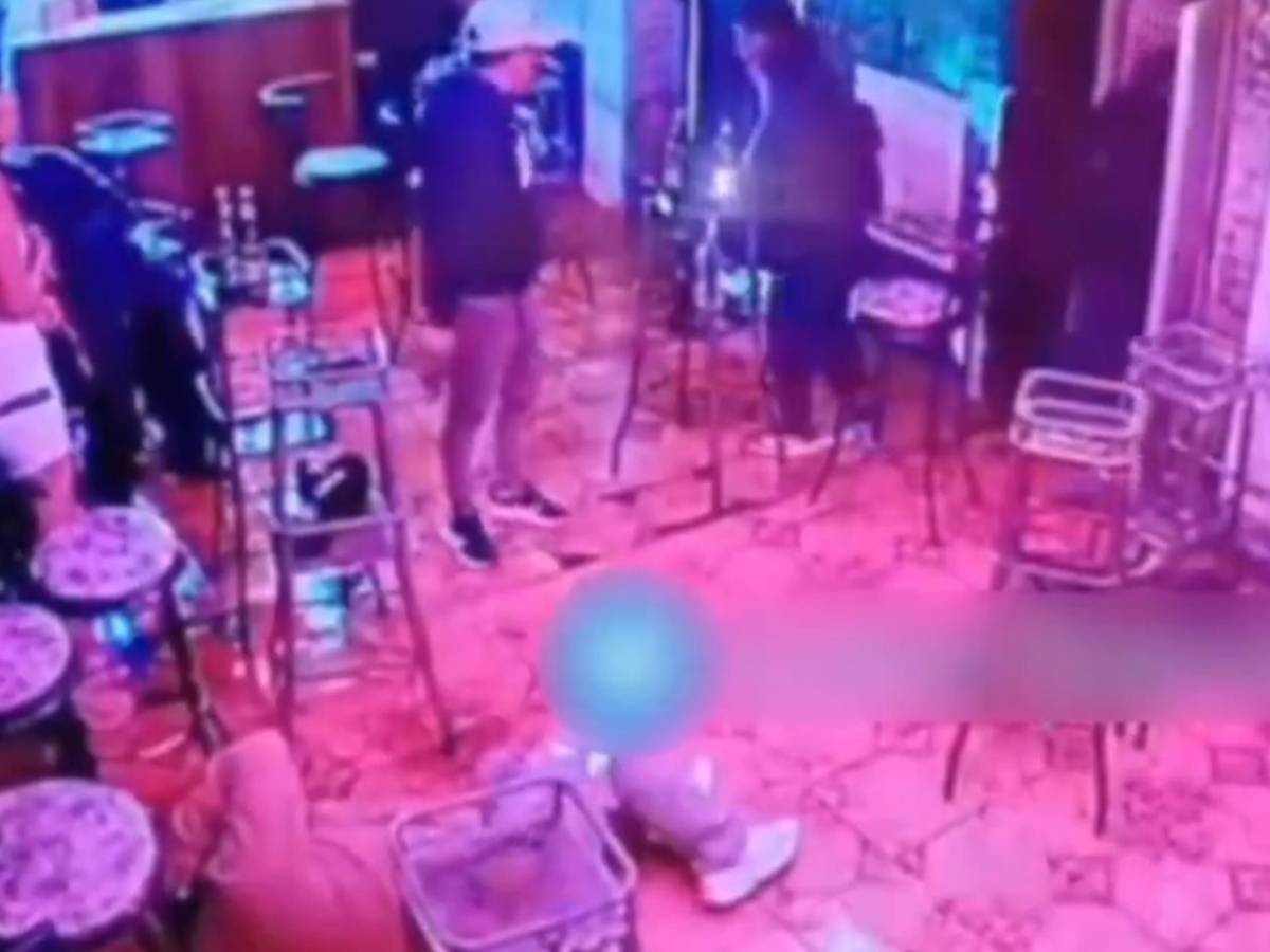 Horror: Cámaras captan despiadado asesinato de exfutbolista Wilfredo Puma en una cantina