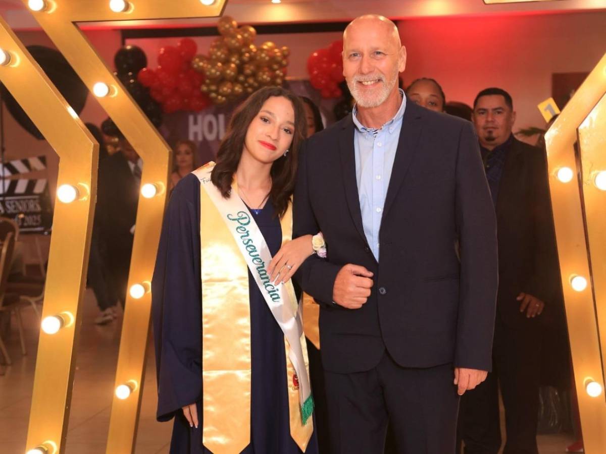 Seniors de la Saint Paul Academy celebran su logro académico