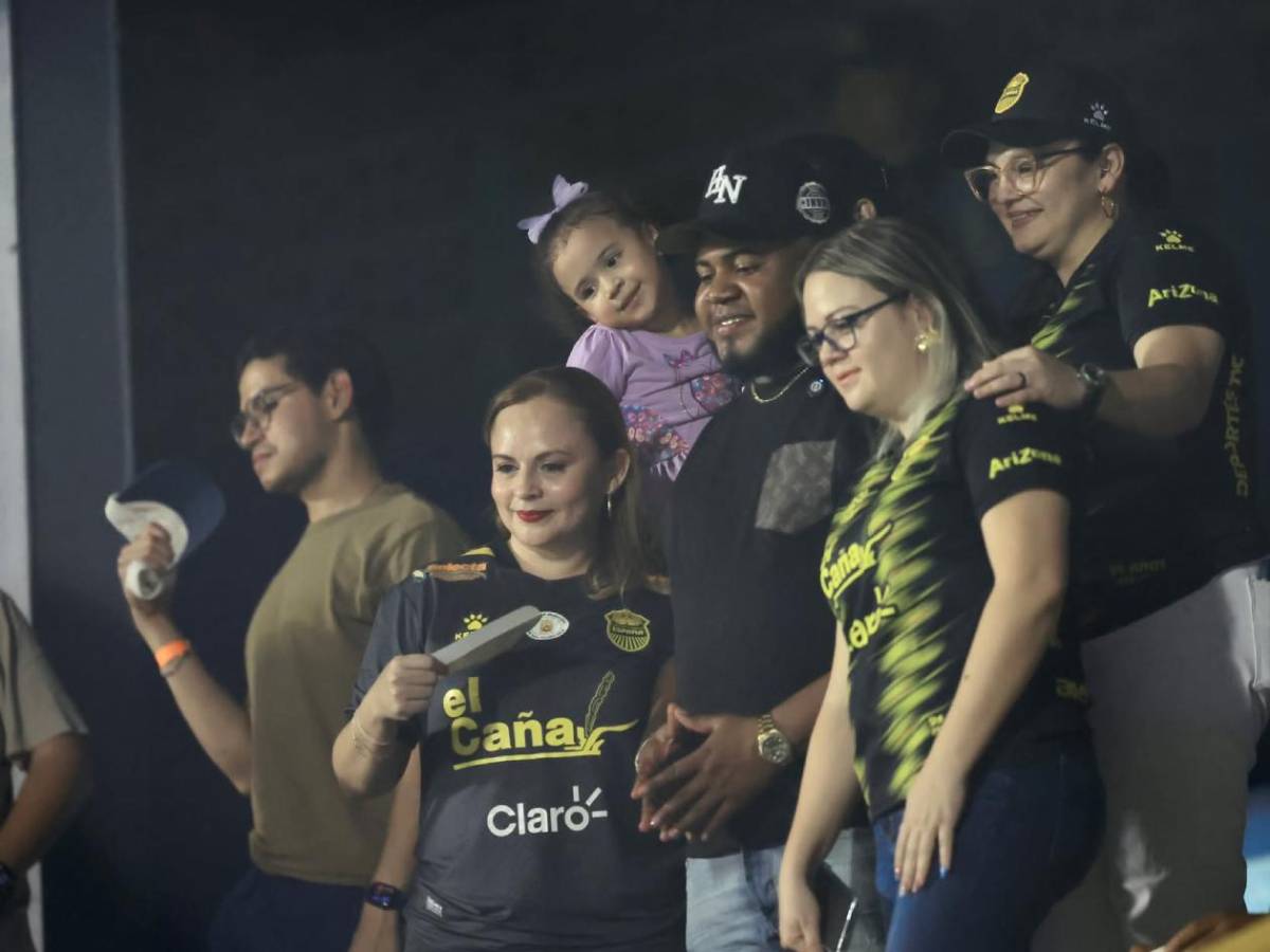 Locura del Real España, amargura y bronca en Olimpia, billetazos y polémico gesto