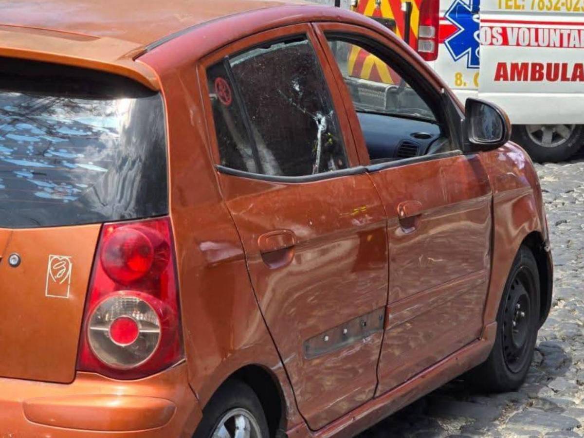 Ultiman a pareja de recién casados dentro de un vehículo