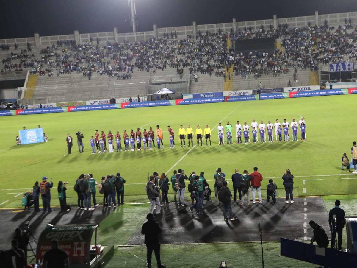 Honduras festeja vs Antigua y Barbuda, show de diputado, lindas chicas y jugador abucheado