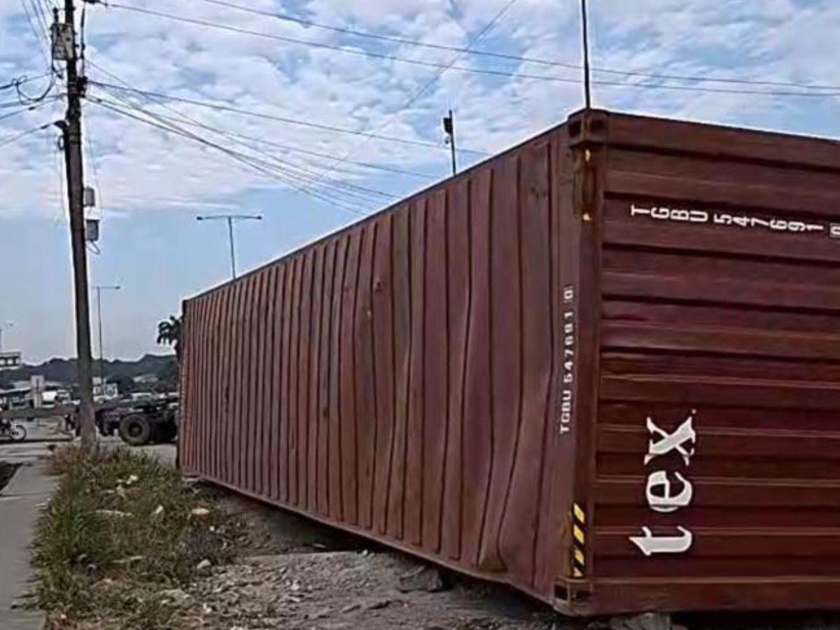 Érika muere aplastada por un contenedor mientras esperaba el bus