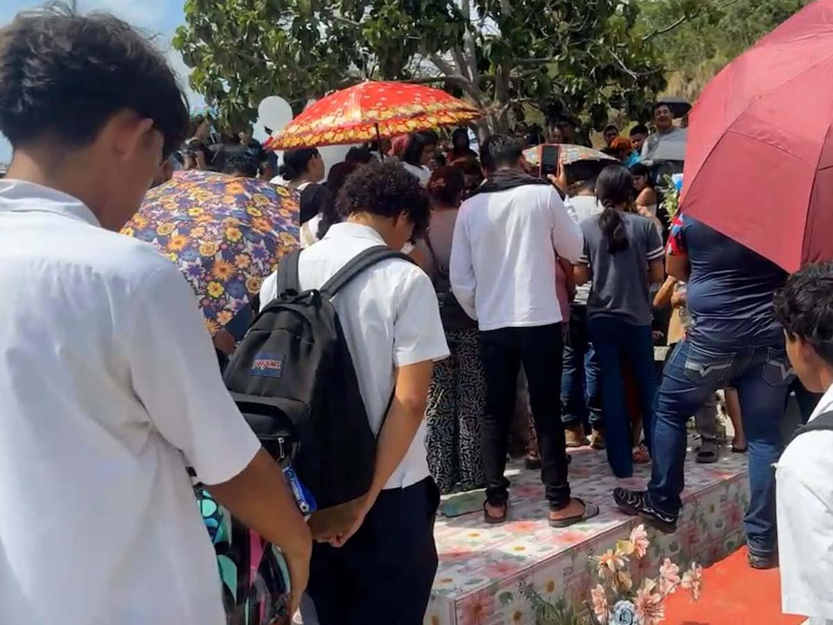 Me quedé sin mi otra mitad: despiden a estudiantes del Perla asesinado en El Progreso
