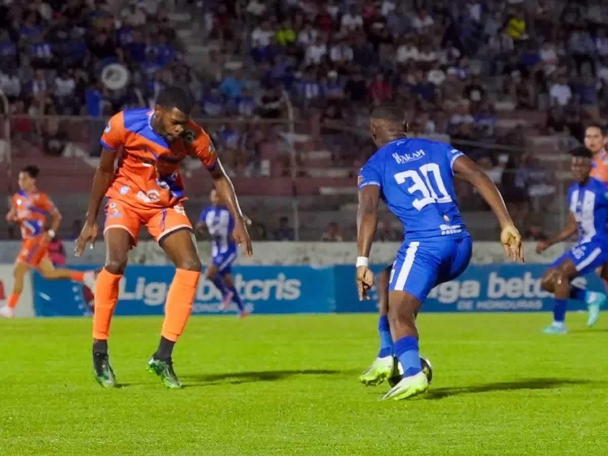 Luis Hurtado del Victoria buscando eludir la marca de Robel Bernárdez de la UPN.