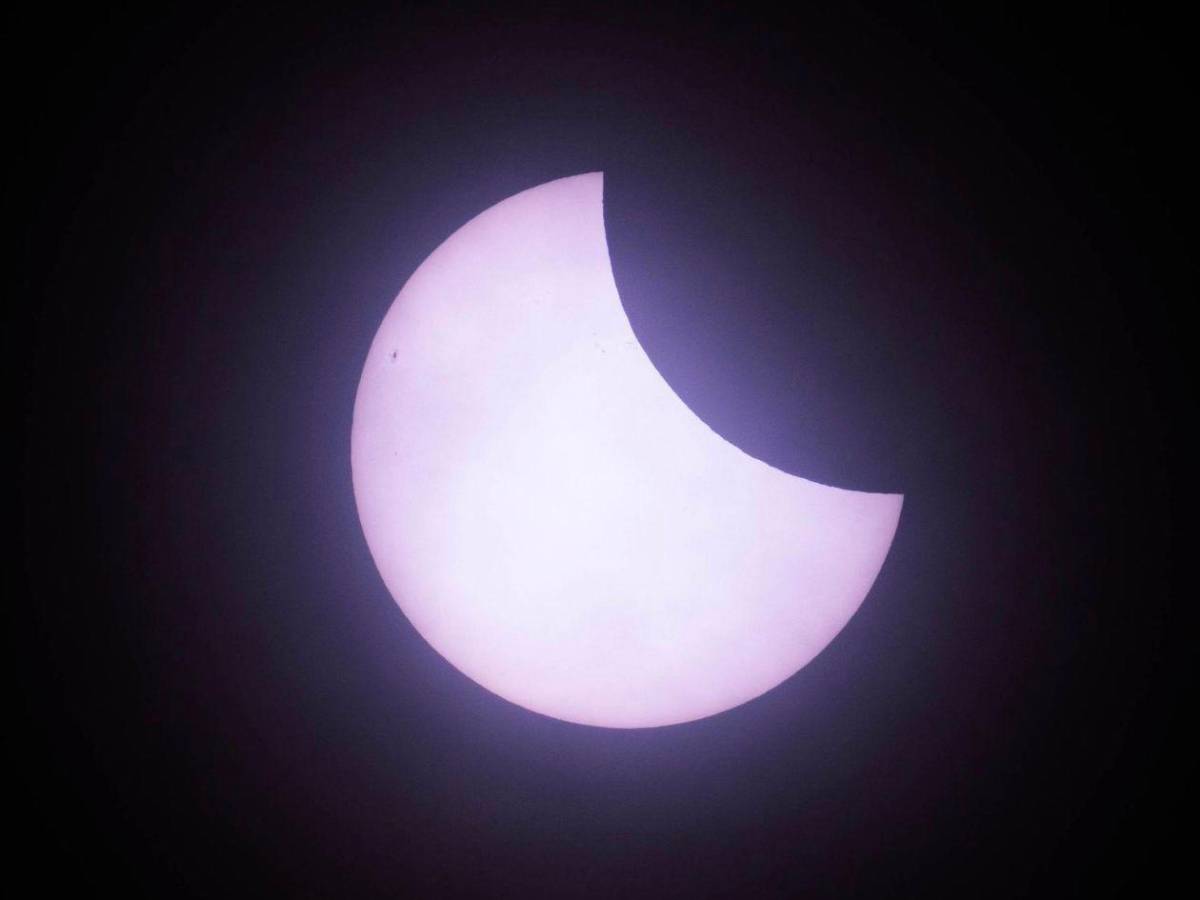 El cielo se oscurece este sábado: así se vive el eclipse solar parcial en impactantes imágenes