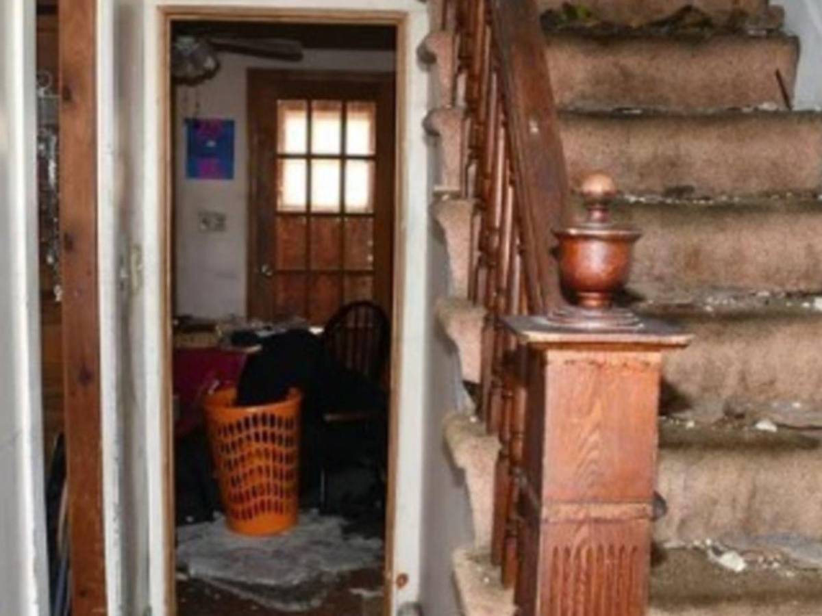 Madrastra encerró a su hijastro por 20 años y salen a la luz escalofriantes fotos