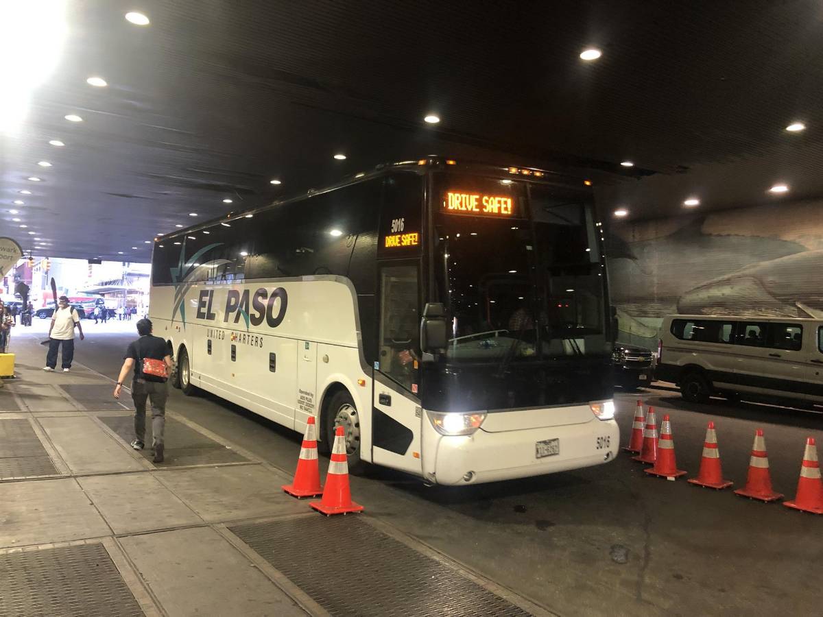 Un autobús que transporta a inmigrantes enviados desde Texas hace su entrada este viernes en la terminal neoyorquina de Port Authority, en pleno centro de Manhattan, Nueva York (EE.UU.). EFE/ Javier Otazu