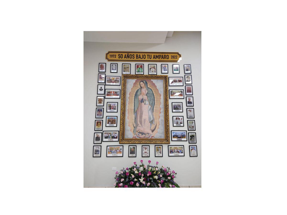 En el salón Juan Diego de la parroquia Guadalupe se inauguró la galería Guadalupana que relata la historia de la parroquia en sus 50 años.