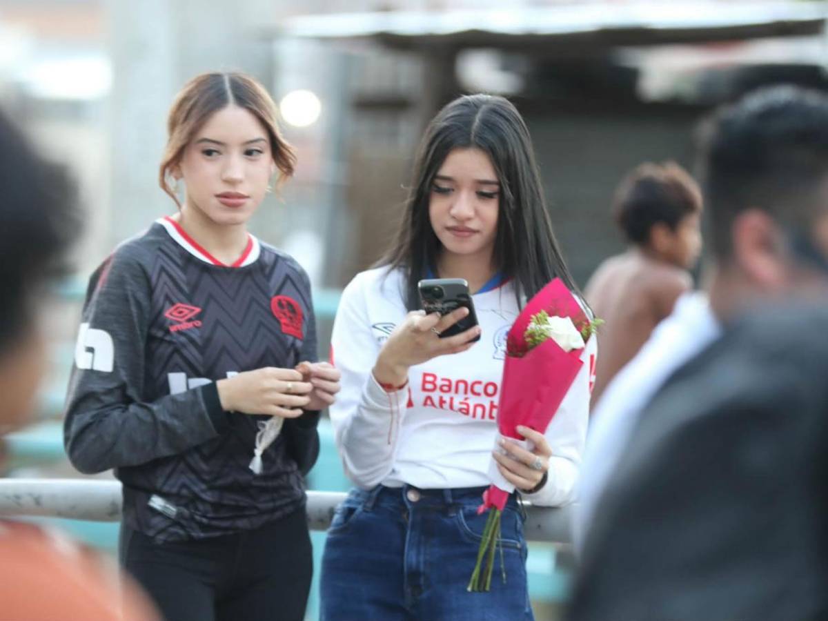 Olimpia celebra, dedicatoria, figura ante Génesis y bellas chicas en el Nacional